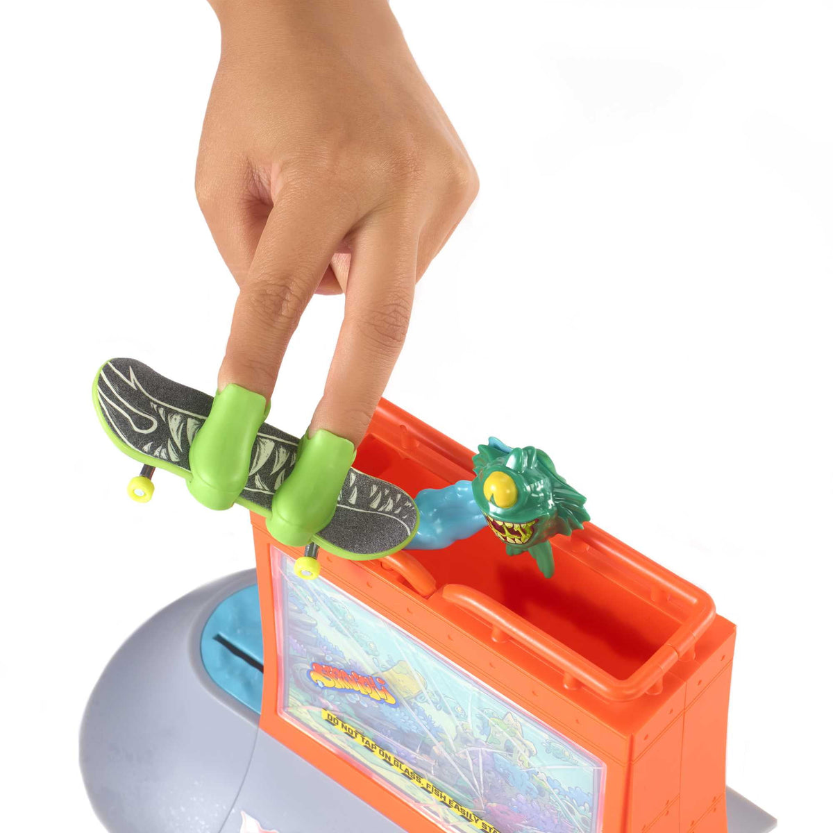 Hot Wheels Skate Tony Hawk Aquarium Playset with 1 Fingerboard & 1 Pair of Skate Shoes